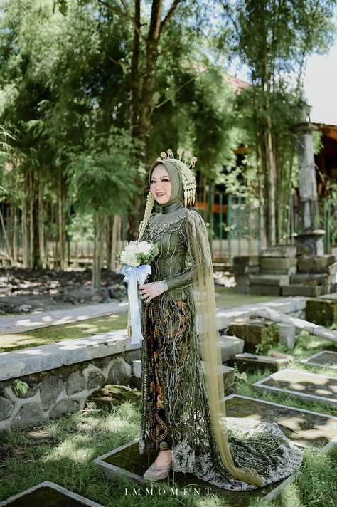 Weeding Dress Muslimah, Nikah Adat Jawa, Wedding Dress Hijab, Javanese Wedding, Kebaya Wedding, Adat Jawa, Muslimah Wedding Dress, Muslimah Wedding, Modern Gown