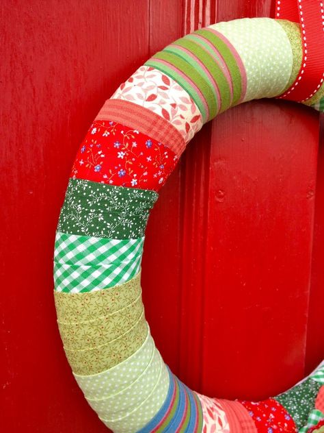 Holiday Wreath Craft, Christmas Wreath Image, Couronne Diy, Christmas Wreaths Diy Easy, Diy Christmas Wreaths, Fabric Wreath, Christmas Door Wreaths, Christmas Wreaths To Make, Wreaths Diy