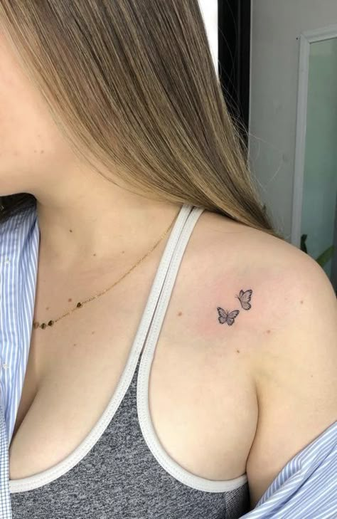 Font Tato, Front Shoulder Tattoos, Butterfly Tattoo On Shoulder, Tato Minimal, Petite Tattoos, Tasteful Tattoos, Butterfly Tattoos, Shoulder Tattoos For Women, Stylist Tattoos