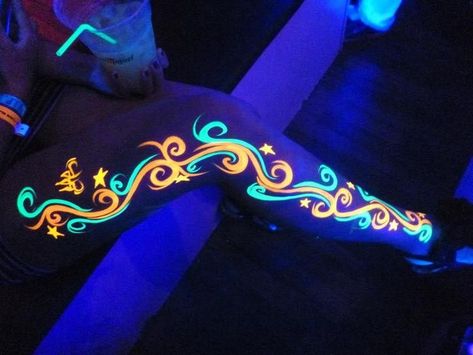 Rave Body Art, Rave Body Painting, Glow Body Painting Ideas, Uv Makeup Ideas Black Lights, Glow In The Dark Body Painting, Glow In The Dark Outfit Ideas, Black Light Party Outfit, Neon Body Art, Neon Body Painting