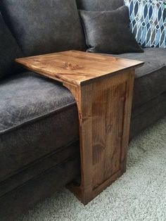 Couchtisch mal anders Farmhouse Side Table, Diy Sofa Table, Rustic Coffee Tables, Diy Sofa, Wood Plans, Décor Diy, Diy Table, Diy Hacks, Diy Wood Projects