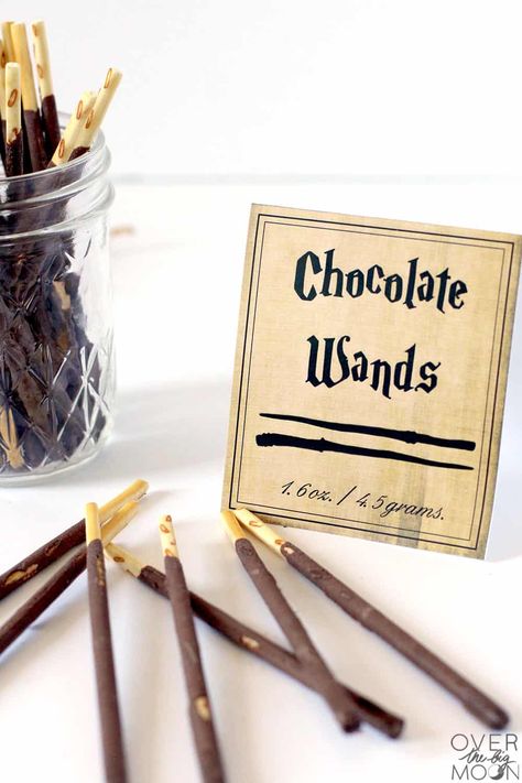 These Harry Potter Candy Labels are great to pair with coordinating candy for your upcoming Harry Potter party or Movie Night! I love to set up a Harry Potter Candy Store and have my customers use Knuts or Sickles to purchase the candy! From overthebigmoon.com #harrypotter #hogwarts #diagonalley #honeydukes #wizardingways #hermionegranger #ronweasley #dumbledore #candylabels #candystore #potterhead Harry Potter Candy Labels, Harry Potter Baby Shower Ideas, Harry Potter Theme Birthday Party, Baby Shower Ideas Decorations, Harry Potter Shower, Harry Potter Snacks, Harry Potter Parties Food, Harry Potter Bridal Shower, Harry Potter Candy