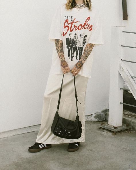 Black and white just slid into your feed like... 🎱💥 Via amazing @jordanorion #monochromemagic Band Tee Outfits, Tee Outfits, White Band, Tee Outfit, Band Tees, Fashion Inspo, Shoulder Bag, Black And White, Band