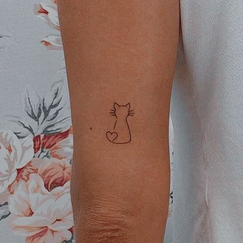 Cat Tattoo 2 Cats, Simple Cat Tattoos For Women, Cat Side Profile Tattoo, Delicate Cat Tattoo, Small Tattoo Cat, Mini Tattoos Cat, Small Cat Tattoo Simple, Tiny Cat Tattoo Simple, Minimal Tattoo Cat