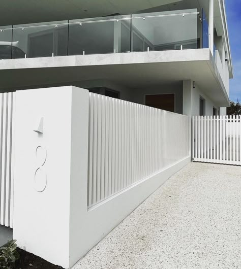 White Modern Fence, Rendered Front Fence, White Front Fence, White Fence Front Yard, Front Fence Ideas Australia, Driveway Gate Ideas, Hamptons Fence, White Stucco Exterior, Hamptons House Exterior