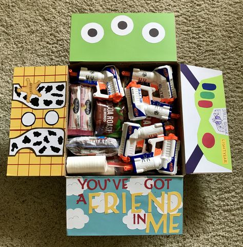 Toy Story care package with Buzz Lightyear, Woody and the green Aliens! Disney Care Package, Disney Care Package Ideas, Toy Story Gift Ideas, Friend Care Package Ideas, Care Package Ideas For Friend, Toy Story Diy, Care Package Ideas For Boyfriend, Anniversary Care Package, Care Package Decorating