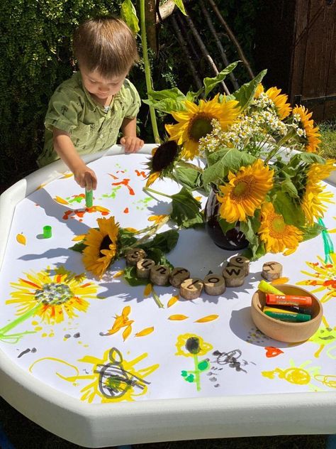 Outdoor Art Activities, Tuff Tray Ideas Toddlers, Forest School Activities, Tuff Spot, Eyfs Activities, Nursery Activities, Nature School, Childcare Activities, Tuff Tray