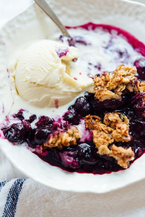 This DELICIOUS blueberry crisp recipe is SO EASY to make! It's gluten free and made with wholesome ingredients. Serve it with vanilla ice cream! #glutenfree #blueberrycrisp #summerdessert #easydessert Gluten Free Blueberry Crisp, Crumble Recipes, Blueberry Crisp Recipe, Berry Crisp, Blueberry Crisp, Seasonal Eating, Blueberry Crumble, Healthy Blueberry, Easy Summer Desserts