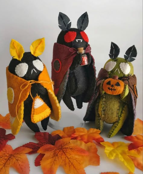 Cute Sewn Plushies, Diy Cryptid Decor, Cryptid Halloween Decor, Halloween Plush Pattern, Witchy Felt Crafts, Sew Halloween Decorations, Felt Cryptid, Mothman Crafts, Felt Mothman