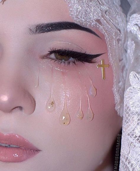 #cross #tears #goldtears #vouge #vsco #aesthetic #softskin Make Up Inspo, Editorial Makeup, Makati, 인물 사진, Creative Makeup, Aesthetic Makeup, Face Art, Makeup Art, Makeup Inspo