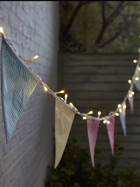 Bunting Ideas Unusual, Outdoor Bunting, Doily Bunting, Bunting Template, Garden Bunting, Bunting Pattern, Make Bunting, Bunting Diy, Paper Bunting