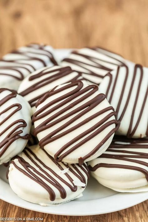 White Chocolate Covered Oreos is an easy no bake treat with 4 ingredients. Chocolate Coated Oreo Cookies are perfect for parties and more. Not only do they look so pretty but they taste amazing. It is one of our favorite dessert recipes. #dessertsonadime #whitechocolatecoveredoreos #oreos White Chocolate Covered Oreos, Covered Oreo Cookies, White Chocolate Oreos, White Chocolate Covered, Covered Oreos, Easy No Bake, Chocolate Covered Oreo, Chocolate Oreos, Favorite Dessert Recipes