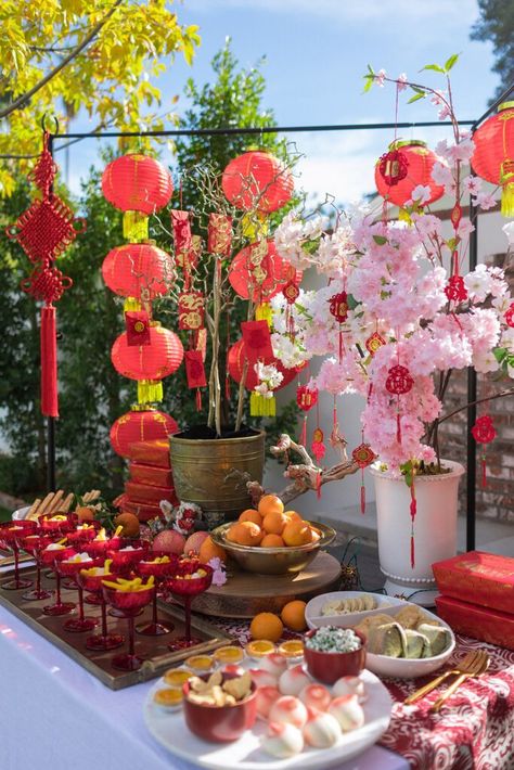 Lunar New Year Tablescape with Pottery Barn: Year of the Dragon Chinese Birthday Theme, Chinese Party Food Ideas, China Party Theme, Chinese Dinner Party Decorations, Chinese Banquet Wedding Table Settings, Chinese New Year Centerpieces, Chinese New Year Theme Party, Asian Centerpiece Ideas, Lunar New Year Display