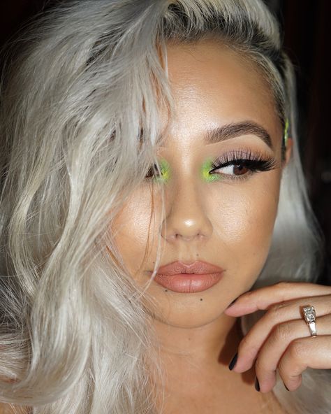 Makeup For Bright Green Dress, Nails For Lime Green Dress, Makeup For Light Green Outfit, Bright Green Makeup Looks, Green And Lilac Makeup, Lime Makeup, Green Concert Makeup, Lime Green Eye Makeup, Light Green Eyeshadow Looks