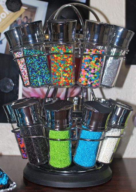 Sprinkle rack!  Instead a of a spice rack Flour Container Ideas, Sprinkle Organization, Cute Baking Supplies, Baking Organization Ideas, Baking Supplies Organization, Baking Room, Cupcake Topping, Baking Organization, Baking Storage