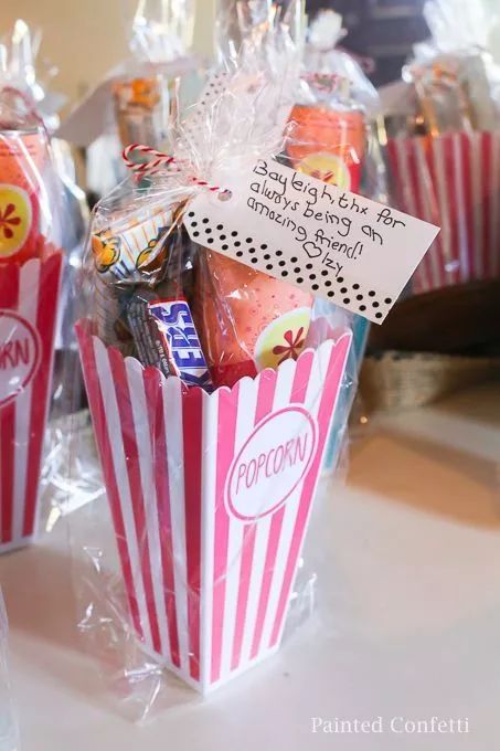 17+ Movie Themed Baby Shower Ideas (6 Free Invitation) Popcorn Birthday Favors, Backyard Movie Night Birthday Party, Popcorn Party Favors, Hampers Birthday, Movie Night Birthday, Movie Candy, Backyard Movie Party, Night Birthday Party, Music Theme Birthday