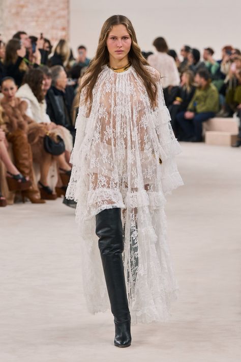 Chloé Fall 2024 Ready-to-Wear
https://www.vogue.com/fashion-shows/fall-2024-ready-to-wear/chloe/slideshow/collection#8 Chloe Fashion, Boho Chique, Boho Mode, Mode Boho, Emily Ratajkowski, Lace Maxi Dress, Fall 2024, Bella Hadid, Fall Looks