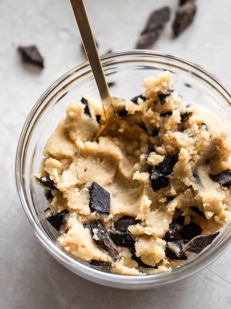 Love cookie dough? This edible cookie dough recipe simply delicious. Made with a handful of ingredients, it's easy-to-make, paleo, gluten-free, and vegan. Paleo Cookie Dough, Paleo Cookie, Edible Cookie Dough Recipe, Cookie Dough Recipe, Healthy Cookie Dough, Raw Cookie Dough, Best Edibles, Paleo Recipes Dessert, Cookie Dough Recipes