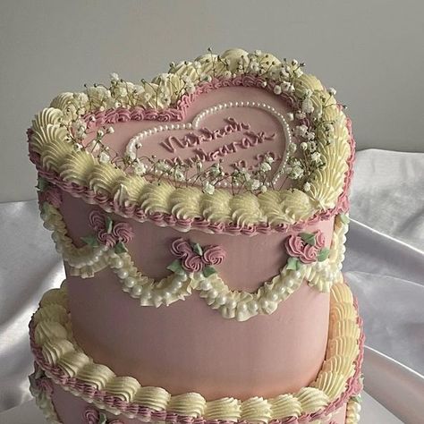 Nikkah Cake Ideas Pakistani, Nikkah Cupcakes, Nikah Cake Ideas, Nikkah Cake Ideas, Desi Wedding Cake, Nikah Cake, Dholki Cake, Nikkah Cake, Nikkah Decor