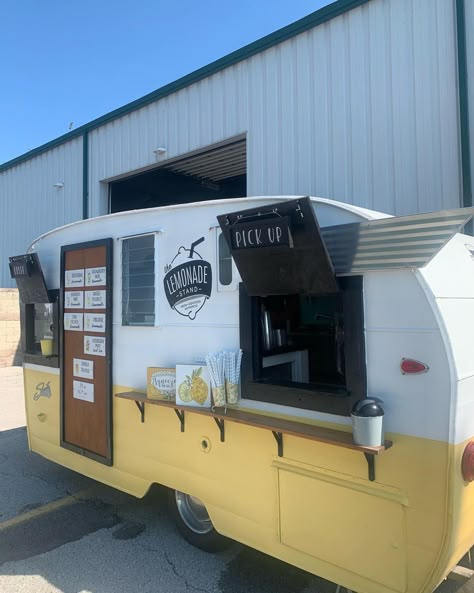 Best lemonade ever✨ Vintage Trailer Food Truck, Lemonade Stand Trailer, Food Truck Trailer Ideas, Lemonade Food Truck Ideas, Lemonade Trailer Ideas, Lemonade Vendor Booth, Mobile Lemonade Stand, Lemonade Trailer Food Truck, Horse Trailer Lemonade Stand