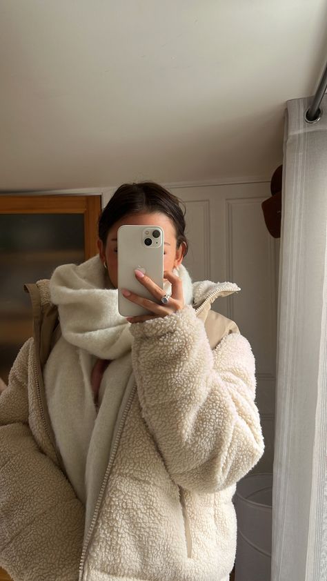 Fluffy Jackets For Women, Winter Outfits Fluffy Jacket, Cozy Winter Jackets, Sherpa Jacket Aesthetic, Fluffy Winter Jacket, Sherpa Collar Jacket, Fluffy Coat Outfit Winter, Fluffy Jacket Aesthetic, Fluffy Winter Outfits