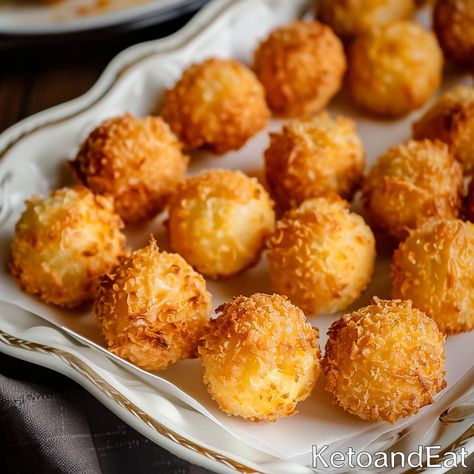 Keto Cheese Balls - Easy & Delicious Low Carb Appetizer Keto Fried Cheese Sticks, Easy Keto Snack Recipes, Keto Holiday Recipes Appetizers, Keto Cheese Ball Recipes, Keto Chicken Balls, Keto Appetizers Easy Low Carb, Keto Balls Low Carb, Low Carb Balls, Keto Cheese Balls