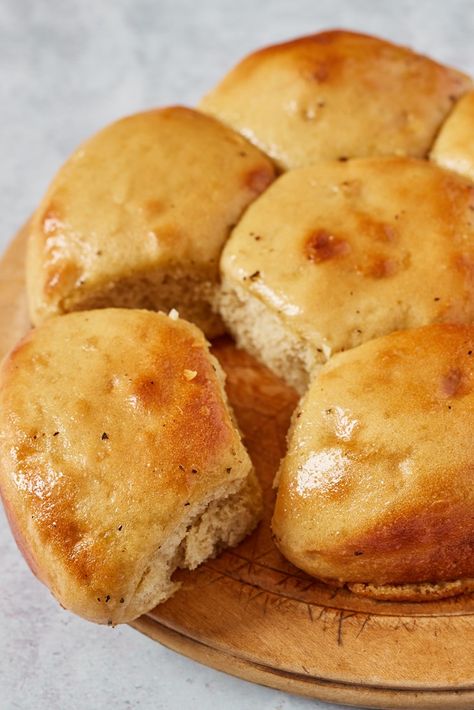 This khorasan bread roll recipe is the perfect thing to bake if you're wondering why the ancient wheat variety is becoming so popular. The buttery texture of the khorasan flour is bolstered with an actual garlic butter, while the shape is created by stuffing balls of dough into a tin so they fuse together whilst in the oven. If you're after a vegan version of this dish, simply omit the garlic butter. Khorasan Flour Recipes, Khorasan Bread, Kamut Recipes, Ancient Wheat, Cottage Cafe, Thing To Bake, Bread Roll Recipe, Ancient Grains Recipes, Grains Recipes