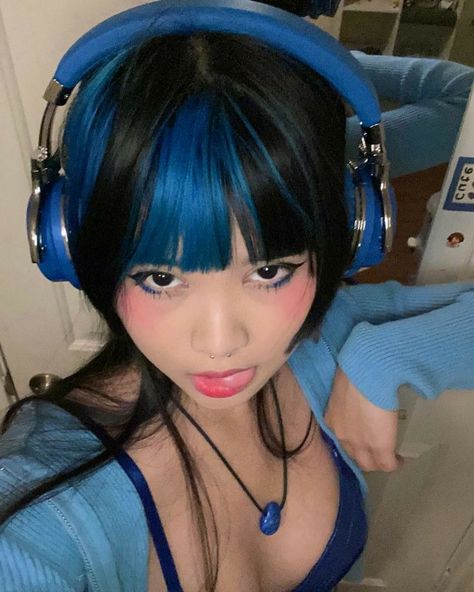 Egirl Photoshoot, Blue Hair Streaks, Hair Color Streaks, Hair Streaks, Dyed Hair Inspiration, Dye My Hair, Hair Dye Colors, Hair Reference, Hair Inspiration Color