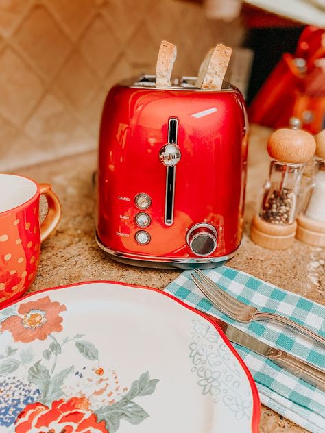 Red Toaster, Red Appliances, 60s Kitchen, Retro Kitchen Appliances, Kitchen Devices, Vintage Inspired Kitchen, Retro Appliances, My New Home, Retro Gadgets