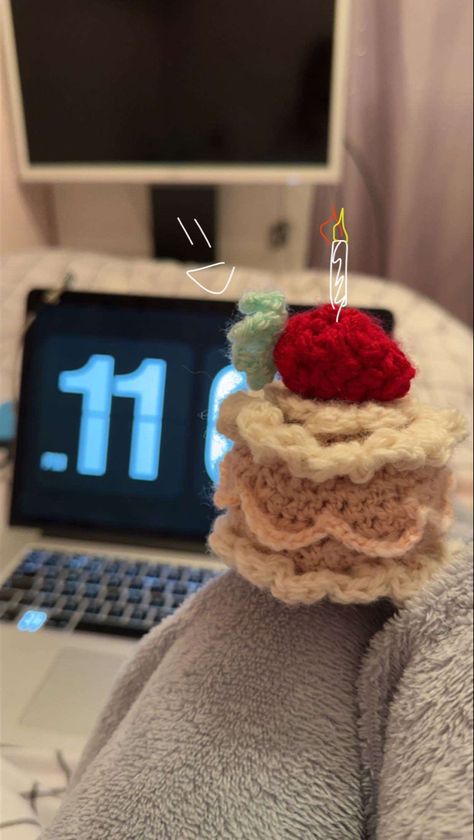 Birthday Gift Crochet Ideas, Crochet Bday Gift Ideas, Crochet Cake Keychain, Crochet Birthday Presents, Birthday Gifts Crochet, Easy Crochet Birthday Gift, Cute Crochet Birthday Gifts, Crochet Birthday Ideas, Crochet Birthday Gift Ideas