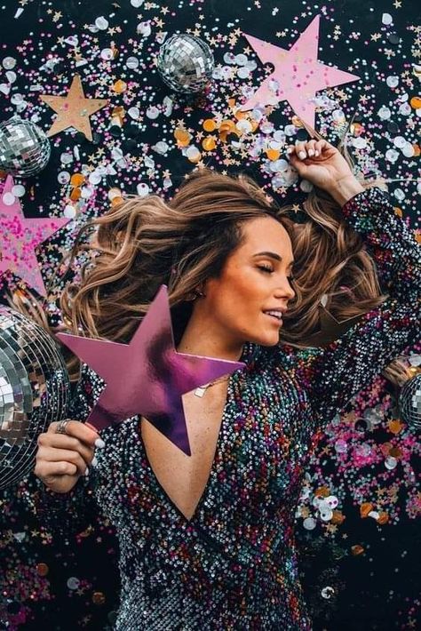 New Year Photoshoot Ideas, New Year Photoshoot, New Year Pictures, 21st Birthday Photoshoot, Cute Birthday Pictures, Party Photoshoot, Creative Photoshoot Ideas, Glam Photoshoot, New Year Photos