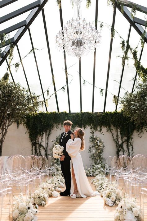 Courtney Jean Weddings led a team of wedding experts to create this Greenhouse Two Rivers wedding inspiration to showcase the venue’s new ceremony space using a classic color palette, lush florals, greenery, and understated decor. | Image by Tatum Nelson Photography + Chris Killingsworth Photography Modern Greenhouse, Modern Greenhouses, Jeans Wedding, Beautiful Vows, Private Wedding, Greenhouse Wedding, Two Rivers, Unique Wedding Venues, Neutral Wedding