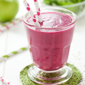 Beetroot, Apple & Ginger Smoothie Apple Ginger Smoothie, Smoothie With Apple, Beetroot Smoothie, Smoothie Combos, Red Smoothie, Smoothie Recipes With Yogurt, Pink Smoothie, Beet Smoothie, Ginger Smoothie