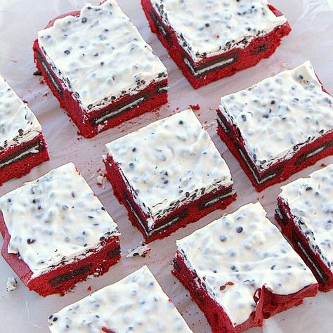 Cookies and Cream Red Velvet Brownies via @danadevolk Blue Velvet Brownies, Velvet Brownies, Frosty Recipe, Red Velvet Recipes, Red Velvet Brownies, Cookies And Cream Cake, Red Velvet Cookies, Oreo Brownies, Wedding Cake Recipe