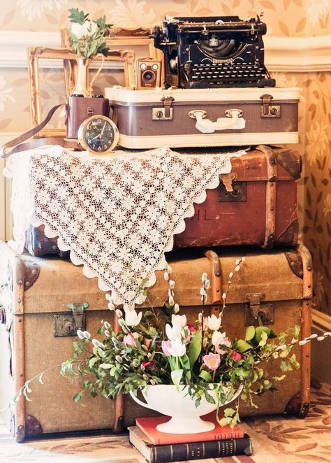 1920s Downton Abbey, Vintage Suitcase Decor, Suitcase Display, Diy Tea Party, Vintage Booth Display, Suitcase Decor, Vintage Wedding Decor, Retail Store Interior Design, Vintage Photo Booths