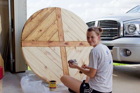 Round Farmhouse Table DIY Round Farmhouse Table, Dining Room Decorating, Farmhouse Style Table, Diy Farmhouse Table, Farmhouse Tables, Diy Dining, Tables Diy, Small Dining, Diy Table