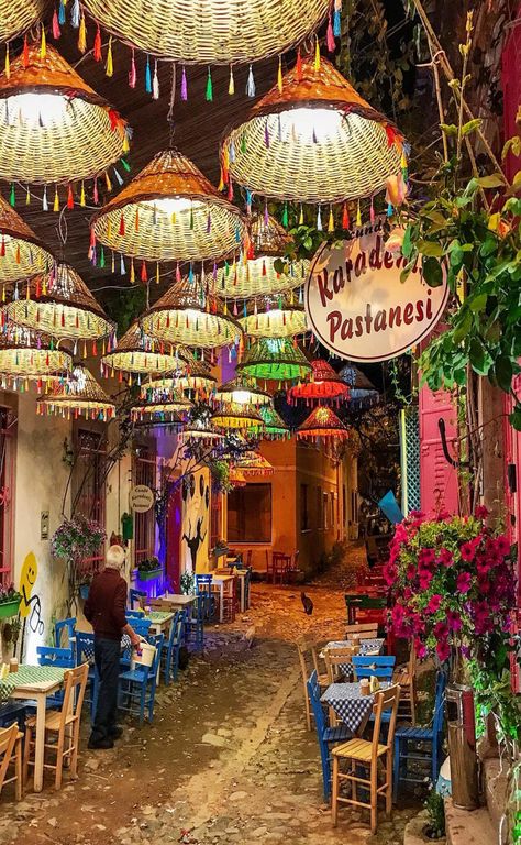 Turkey Restaurant Cafe Design, Backyard Restaurant, Mexican Cafe, Mexican Restaurant Design, Mexican Restaurant Decor, Rooftop Restaurant Design, Most Paused Movie Scenes, Restaurant Themes, Outdoor Restaurant Design