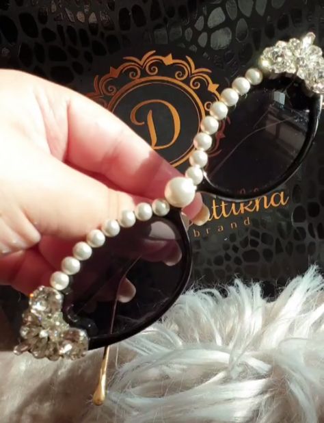 Iris Sunglasses, Diy Sunglasses, Fancy Glasses, Statement Sunglasses, Rhinestone Sunglasses, Pearl Vintage, Resin Jewelry Making, Womens Sunglasses, Swarovski Stones