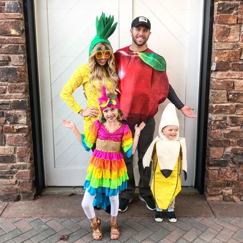 Funny Halloween costume for family ! Chaquita banana costume and all of her fruit . Whitney Kay scott Family Fruit Halloween Costumes, Fruit Salad Costume, Diy Banana Costume, Chiquita Banana Costume, Fruit Halloween Costumes, Banana Halloween Costume, Morale Ideas, Vegetable Costumes, Banana Costume