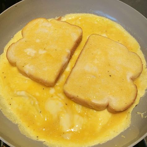 This 'bread omelet' is the most genius way of making an egg sandwich Egg Sandwich Recipe, Diy Foods, Breakfast Sandwich Recipes, Eggplant Recipe, Egg Sandwich, Eggs Breakfast, Simple Sandwiches, One Skillet, Egg Sandwiches