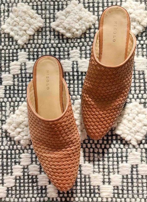 Woven Mules Outfit, Nisolo Chelsea Boot, Huarache Outfit, Soft Autumn Wardrobe, Mule Outfit, Chelsea Boot Outfit, Mule Shoes Outfit, Mules Outfit, Nisolo Shoes