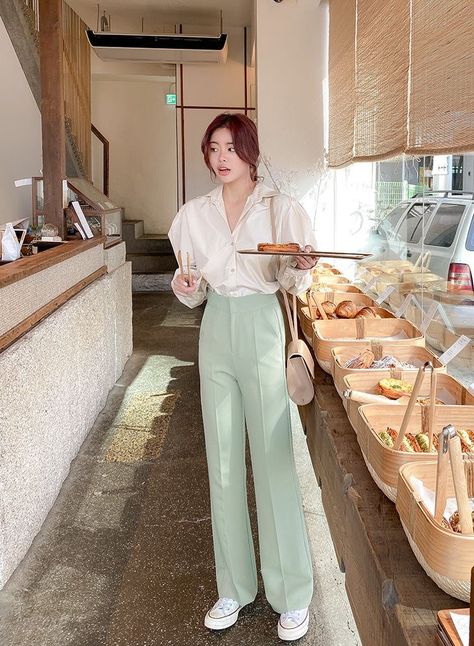 Sage Trousers Outfit, Korean Slacks Outfit, Smart Pants Outfit Women, Loose Pants Outfit Korean, Korean Trousers Outfit Women, Sage Pants Outfit, Slacks Outfit Formal, Nctzen Outfit, Korean Trousers