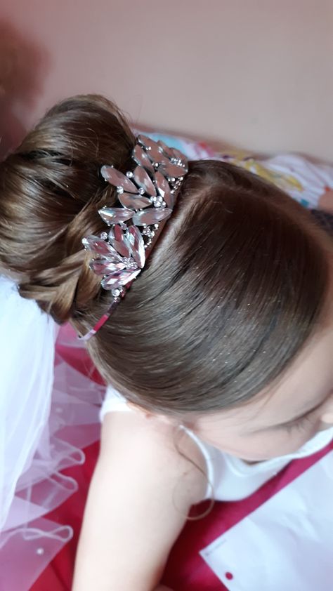 Hairstyle for first communion with Tiara Princess Hairstyles With Tiara, Toddler Wedding Hair, Girl Mohawk, Girls Updo, Cinderella Hair, Biotin Hair Growth, Pageant Hair, Low Bun Hairstyles, Short Hair Bun