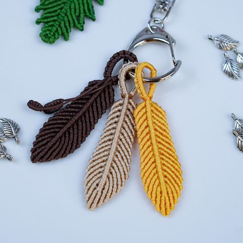 Macrame Keychain Diy Easy, Macrame Feather Tutorial, Macrame Bird, Macrame Keychain Diy, Macrame Beginner, Keychain Diy Easy, Feather Macrame, Macrame For Beginners, Macrame Feather Wall Hanging