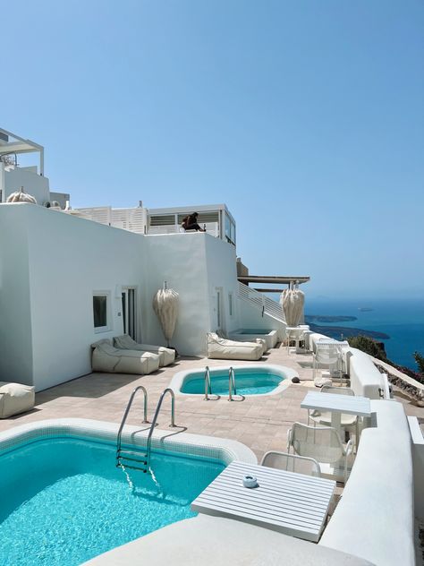 Santorini Greece Summer House Greece, Santorini Greece House, Greece House Aesthetic, Greece Mansion, Santorini Pool, Manson House, Greece Houses, Athens By Night, Small Summer House