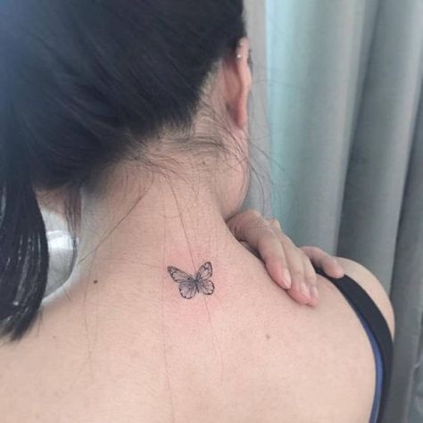 Back Of The Neck Butterfly Tattoos, Back Of Neck Butterfly Tattoo, Butterfly Tattoo Back Of Neck, Tattoo Papillon, Butterfly Tattoo On Shoulder, Butterfly Back Tattoo, Petit Tattoo, Chic Tattoo, Small Butterfly Tattoo