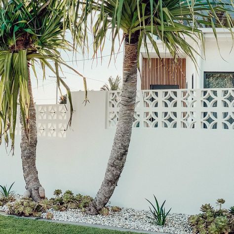 Palm Springs Fence, Breeze Block Fence, Block Wall Fence, Palm Springs Design, Roster Beton, Breeze Block Wall, Front Wall Design, Wall Fence, Breeze Blocks