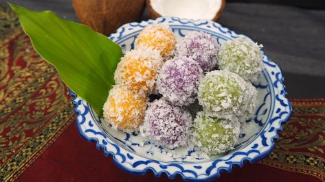 Another auspicious Thai dessert Khanom Tom is an old traditional sweet that is made of boiled rice flour dumplings stuffed with shredded coconut melted with palm sugar and coconut milk and rolled in more shredded coconut to become a pretty ball of coconutty goodness. #khanomtom #coconutballs #hugthailand #amazingthailand #instafood #food #foodcravings #foodie #foodstagram #nomnomnom #yum #asianfood #yummy #igfood #foodgasm #homecooked #homecook #cooking #simplefood Thai Dessert Recipes, Thai Dessert Recipe, Thai Recipes Dessert, Coconut Milk Uses, Kuih Lapis, Beras Ketan, Steamed Sweet Potato, Asian Cake, Coconut Balls