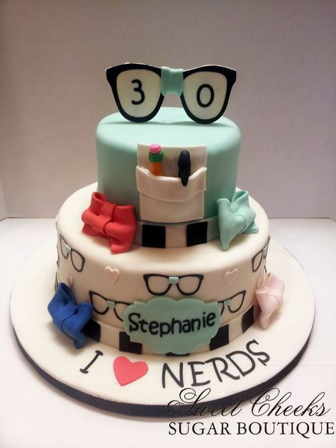 A nerdy thirty themed birthday cake Computer Nerd Cake, Nerdy Cakes, Nerd Cake, How To Make A Unicorn Cake, Thirty Cake, Computer Cake, Thirty Party, Nerd Birthday, Nerd Party