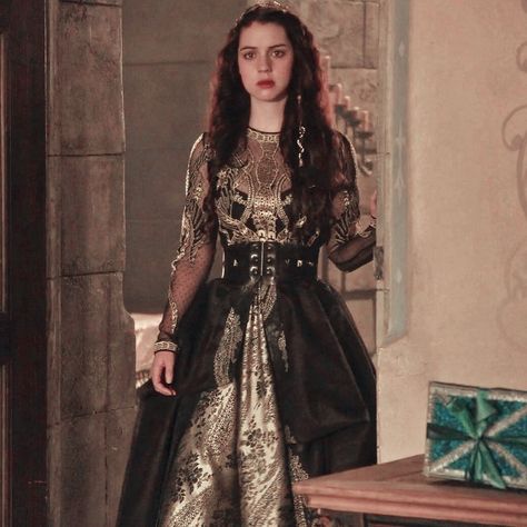 Mary Scott Reign Outfit, Lola Reign Dresses, Mary Stuart Reign Dresses, Mary Queen Of Scots Reign Dresses, Acotar Shifting, Queen Astraea, Hotd Dresses, Reign Costumes, Reign Serie